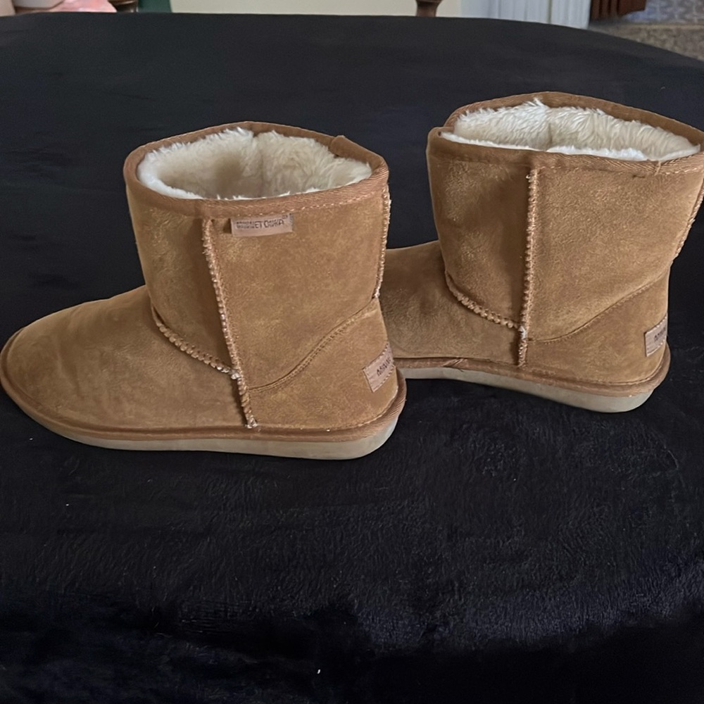 Minnetonka women’s tan winter boots.
Size 9